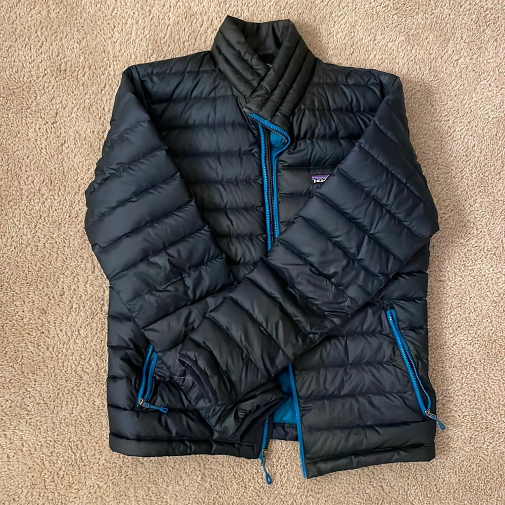 COPY - Lightly worn Patagonia puffer jacket. Small hole on one sleeve.